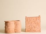 deux pièces de poterie posées sur une surface blanche