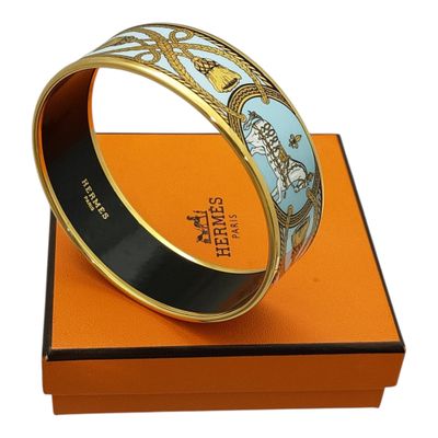 un gros plan d'un bracelet posé sur une boîte, sur fond blanc
