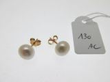 une paire de boucles d'oreilles en perles et une étiquette de prix posée sur une table