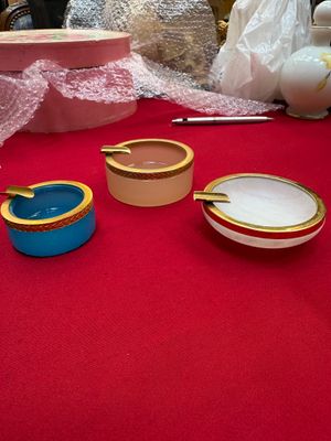 Suite de 3 cendriers en verre opalin, la monture dorée - Photo 1