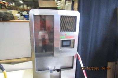 une machine posée sur une table dans une pièce