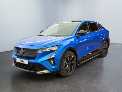 un SUV électrique bleu garé dans une pièce au sol noir