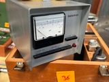 un boîtier métallique surmonté d'un compteur