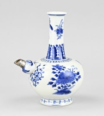 vase bleu et blanc orné de fleurs et d'oiseaux