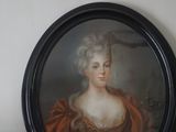 un tableau représentant une femme en robe rouge accroché au mur