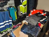 une pile de vêtements sur un carton dans une pièce