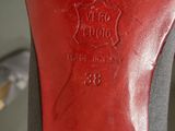 the bottom of a pair of red high heeled shoes with black soles
