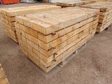 plusieurs piles de planches de bois empilées les unes sur les autres dans un entrepôt
