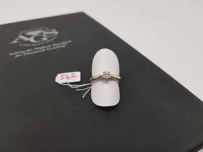 Bague solitaire en or gris 750e ornée d'un diamant de taille…