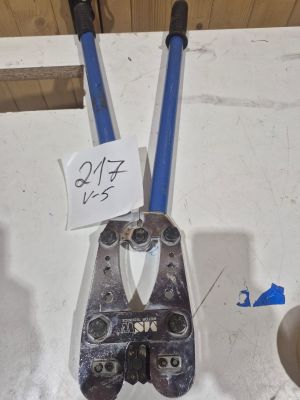 une paire de « wrenes » posée sur une table, avec une étiquette de prix dessus