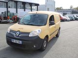 une camionnette jaune garée dans un parking