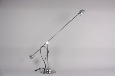 l'image d'une lampe posée sur une table