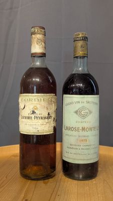 deux bouteilles de vin posées sur une table l'une à côté de l'autre