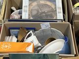 de nombreux cartons d'objets hétéroclites posés sur le sol
