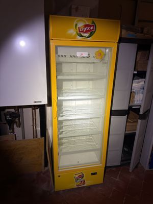 un distributeur automatique jaune au milieu d'une cuisine