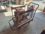 un petit moteur posé sur un chariot dans un garage