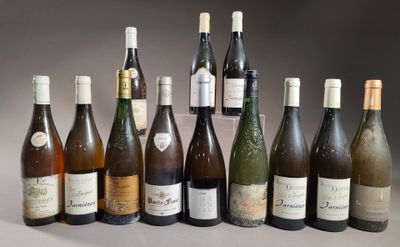 les nombreuses bouteilles de vin alignées sur la table