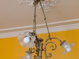 un lustre suspendu au plafond dans une pièce jaune