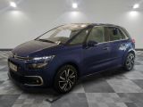 une citrole bleue garee sur le sol en damier d'un garage
