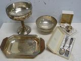 une table sur laquelle se trouvent une assiette en argent et des couverts en argent