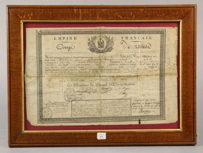 un ancien certificat est exposé dans un cadre en bois