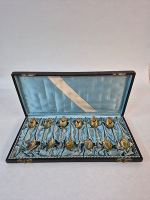 Coffret de 12 cuillères à café en vermeil ,prise "patte de b…