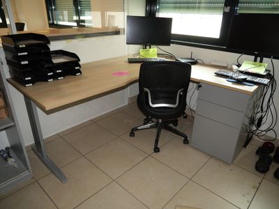 un bureau avec son caisson et sa chaise de bureau, en l'état