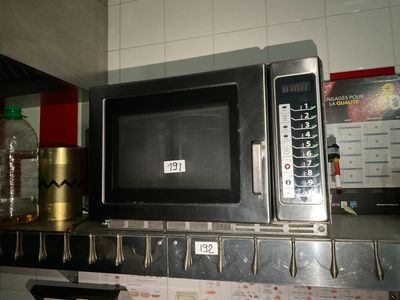un micro-ondes posé sur un comptoir dans une cuisine