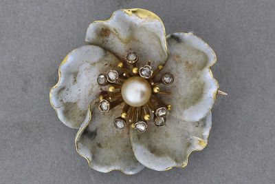 Broche fleur en or rehaussée d’émail et centrée d’une perle dans un en - Photo 1