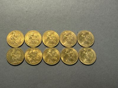 un tas de pièces d'or posé sur une table