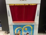 un coffre à jouets sur lequel est posée une marionnette