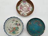 trois assiettes ornées de motifs sont posées sur une surface blanche