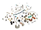 une pile de bijoux assortis sur une surface blanche