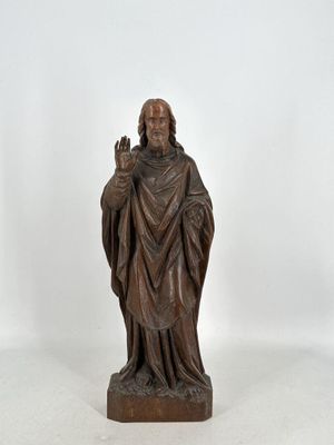 une image représentant une statue d'un homme barbu vêtu d'une robe