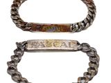une image représentant deux bracelets munis d'une étiquette, sur fond blanc