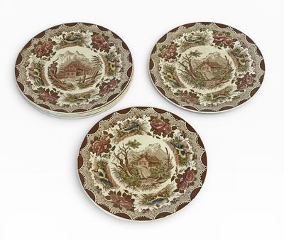 trois assiettes marron et blanches ornées de motifs sur un fond blanc