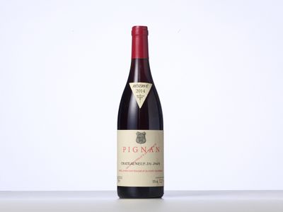 une bouteille de vin rouge posée sur une table