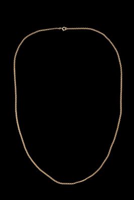 un collier à chaîne en or avec un fermoir carré sur fond noir