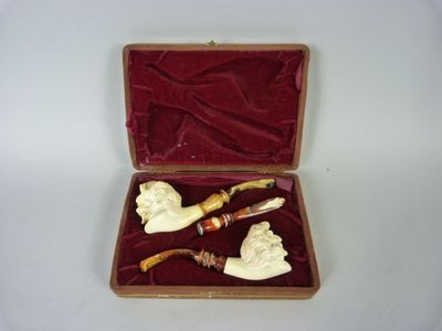 Coffret de deux pipes en écume de mer et un cure pipe.