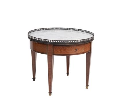 une table ronde avec un plateau en marbre et des pieds en bois