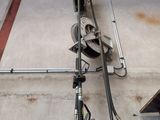 une machine posée sur le sol dans le garage