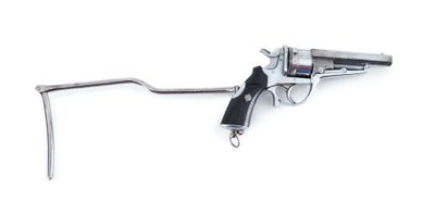 un pistolet accroché à un crochet sur fond blanc