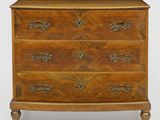 une commode ancienne avec des ferrures en laiton