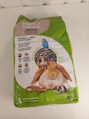 un sac de nourriture sur lequel est posé un oiseau