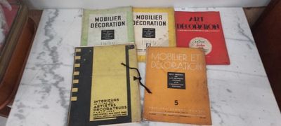 Plusieurs livres sont posés sur un plan de travail en marbre près d'une fenêtre