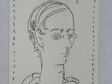 un dessin en noir et blanc représentant le visage d'une femme sur une feuille de papier