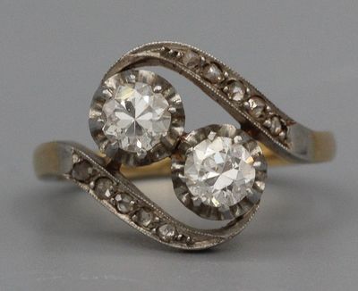 Bague Toi et Moi en or sertie de deux brillants épaulés de diamants. P