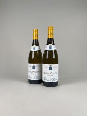deux bouteilles de vin posées l'une à côté de l'autre sur une table
