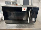 un micro-ondes posé sur le comptoir d'une cuisine