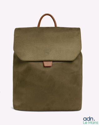 un sac à dos marron muni d'une poignée en cuir, sur fond blanc